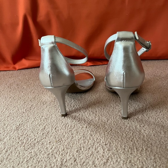 Bandolino - Very Comfortable silver sandals. Only worn once. Non-smoking home - Picture 2 of 4